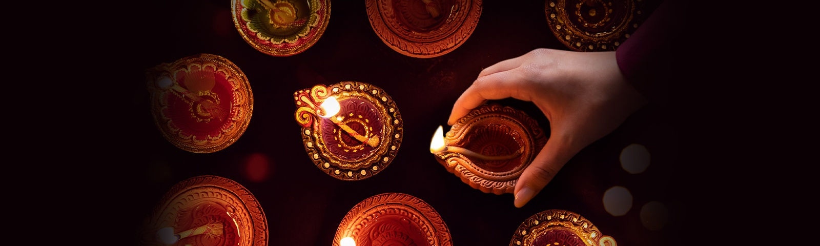 Brighten your <br/.>Diwali with <br/>unbeatable savings Fly with us and save up to 30%*Fly with us and save up to 30%*
